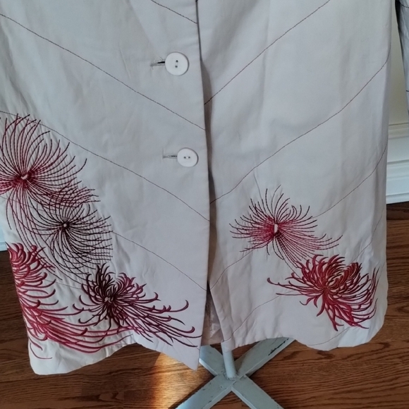 Elegant White Trench Coat with Red Floral Design - Picture 3 of 15